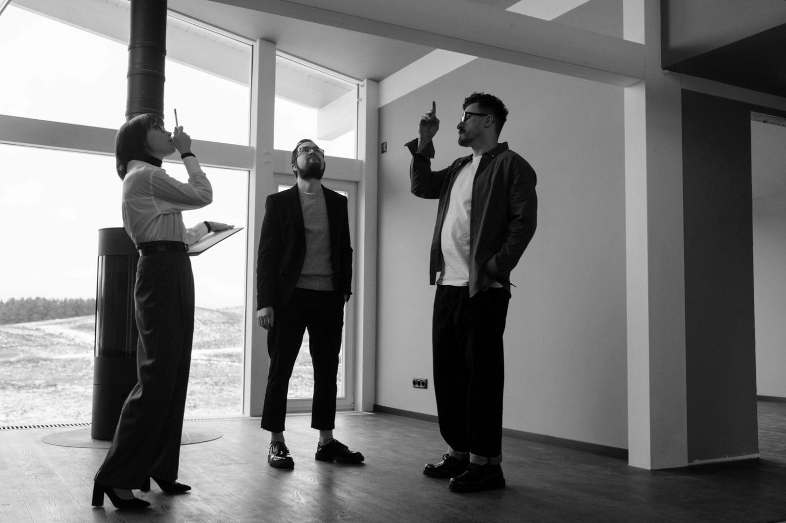 Equipo de crenovalyra trabajando en análisis financiero para cliente