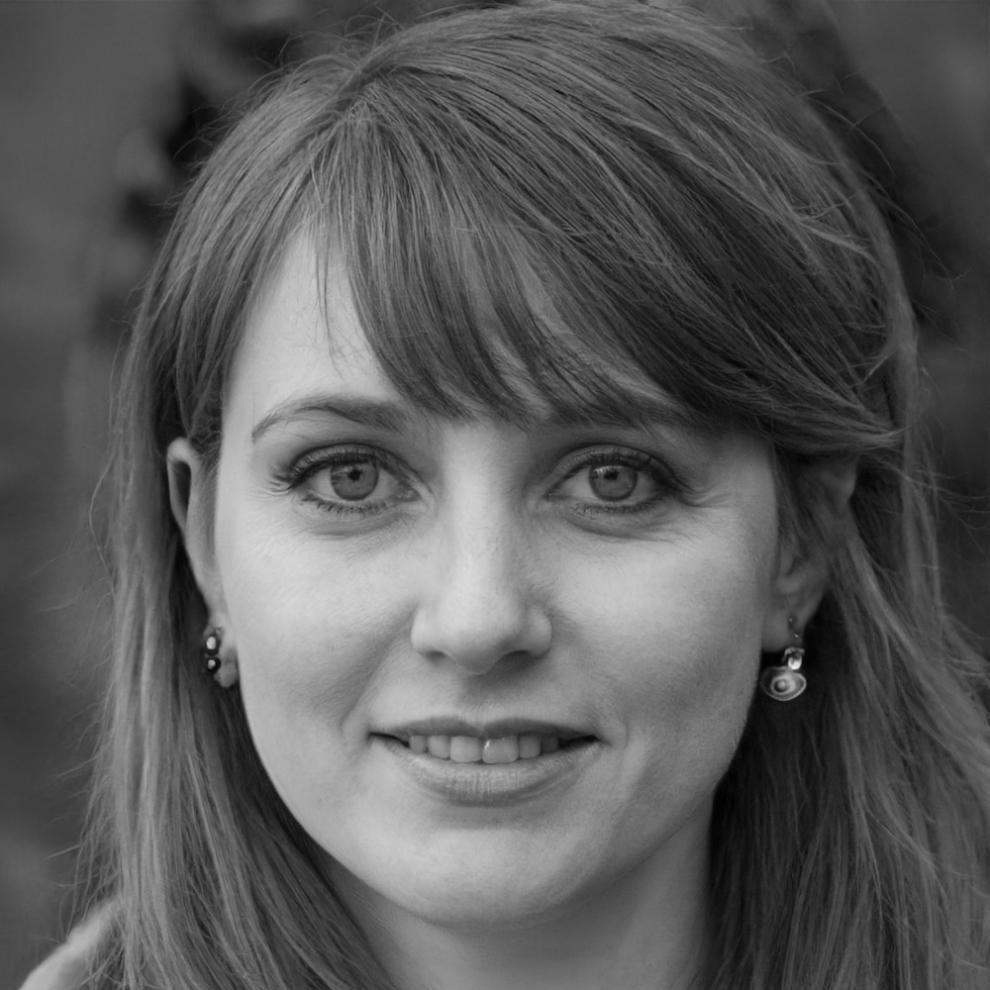 Retrato profesional de Esperanza Vidal, especialista en riesgos crediticios